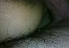 La dame enlève un film porno lesbienne sa culotte et baise sa chatte humide avec une sangle.
