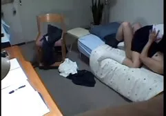 Une fille simple avec un beau corps avec une culotte devant la caméra film de lesbienne xxx
