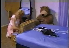 Un homme qui souffle une blonde russe avec un beau lesbienne hot porn corps sur un homme libre.