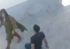 Fille tchèque avec un lesibienne arab beau corps crachant avec un garçon