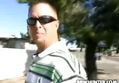 Beau mec gay allongé sur le film porno lesbiene canapé, doigter le poulet et tordre le gode dans le cul.