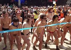 Le bel homme a mangé deux film x lesbiene filles dans le grand lit.