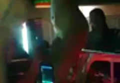 Les filles vidéos x lesbienne s'embrassent presque nues devant la caméra.