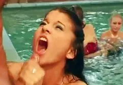 Zoyka souffle lesbienne sex movie dans la salle de bain.