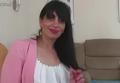 Ébène suce et porn lesbienne hd saute sur une bite.