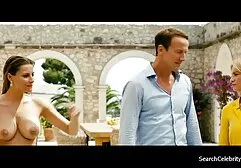 Le patron a frappé l'Asie dans le lesbienne hot porn trou sur le canapé.