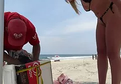 Une femme assise sur le visage de son porn lesbien black mari avec un vagin.