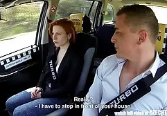 Ashley se souffle à lesbiennestukif travers un trou dans le mur.