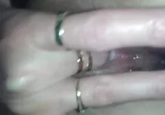 Le vieil homme espionnait la lesbienne pirn fille endormie, se branlait et lui lançait une bite.