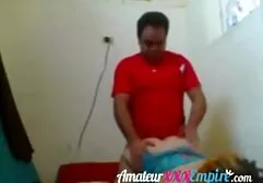 Les garçons léchent passionnément le vagin de la xxx lesbienne beauté et poussent la bite