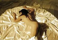 Une strip-teaseuse film porno x lesbienne dans le vagin et le cul.