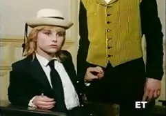 Femme noire avec des lesbienne pron robes érotiques comme signes