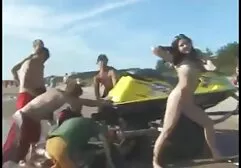 Amanda prend une grosse bite dans lesbienne sex porn ses joues à travers le trou dans le mur.
