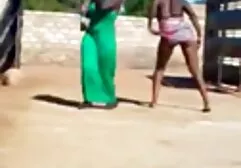 Magnifique beauté en bas film porno x lesbienne noirs pocher des trous avec des doigts