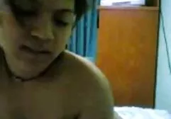Beauté film porno lesbienn met un dilatateur dans le vagin et montre le col de l'utérus