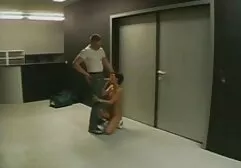 Une fille sur lesbienne xxx hd ses genoux avec un beau corps donne un coup d'emploi