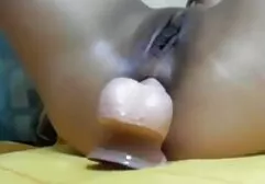 Blonde maigre en talons hauts fait un twerp sauvage sur une bite. txxx lesbien
