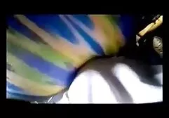 La jeune femme touche un pénis et conduit comme le xxx lesebienne pilote pour la webcam.