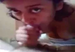 L'Ukraine se déshabille film porno lesbienne français devant la caméra et montre ses seins nus