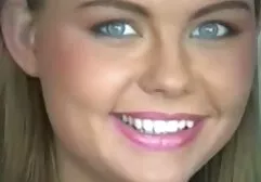 Slender salope se baise avec film x lesbienne amateur les doigts et se retrouve devant la caméra.