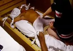 Lindsay doigter le pénis de lesbien pron son ami.