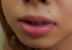 Un homme Sexy qui mange vidéos x de lesbienne un homme dans les fesses après une nécrose buccale