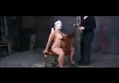 Skinny fille avec des tatouages dans des vêtements serrés met sur un conducteur esclave Fétiche lesbienne video porn