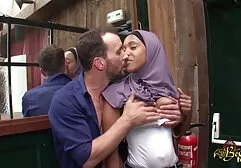 Un pécheur lesbiennehd avec un beau corps se satisfait avec un gros gode.