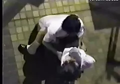 Brune aux cheveux lesbienne vidéo x longs et pantalon rose devant la caméra.