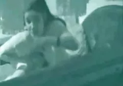 Une fille de 18 ans en tresses a des relations porntube lesbienne sexuelles avec un homme.