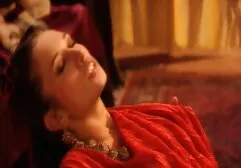Fraer lèche le vagin d'une femme pendant qu'elle lèche pour sa lesbienne hot xxx petite amie.