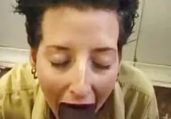 L'homme baise une fille allemande dans le xxx lesbienne parc et devient riche avec le vagin.