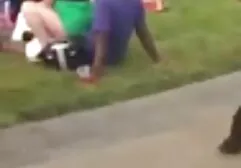 Des noirs impliqués dans un gang bang avec lesbiens xx une blonde.