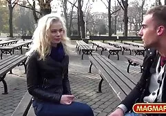 Une fille à moitié nue film x de lesbienne gratuit en bas est perturbée par le cancer.