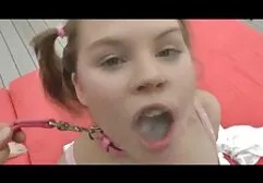 Un lesbienne nue xxx homme obtient une brune et vient à elle.
