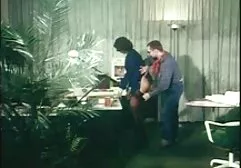 La caméra montre la chatte et film porno de lesbienne fait pipi dans la salle de bain.