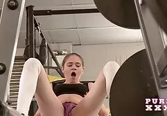 Petite amie en short sexy jette une fête de sexe et baise film x lesbienne streaming deux gars.