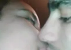 Ouzbek avec de petits seins lesbienne xxx gratuit posant nue et caressant le vagin