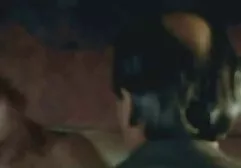 Une femme avec une belle poitrine, serrant la taille des sex lesbienne hd mamelons