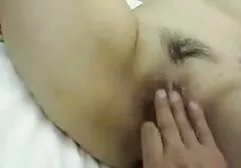 Grand-père lèche la chatte, brûle la un film porno lesbienne brune et baise le cancer.