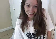Connectez le vagin à la petite amie devant le gars de la caméra soulève sa position. lesbienne massage xxx
