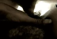 Jeune blonde et mâle a un trio et sex xx lesbienne a un orgasme incroyable.