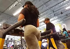 L'homme a mis la fille dans une cage, des clips coincés dans ses seins et une bite dure lesbiennne xxx dans sa gorge.