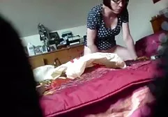 Les hommes se sont mis en colère dans le vagin de la femme xx lesbiene après les rapports sexuels.