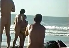 Sur le canapé en cuir, xxxlesbien un bel homme se masturbe.
