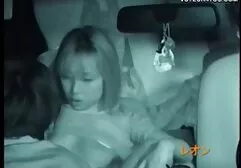 Tselka montre ses video porno lesbinne seins sans enlever sa culotte pour la webcam.
