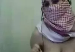 L'Allemand suce et avale du sperme après une sex movie lesbienne fellation dans la salle de bain.