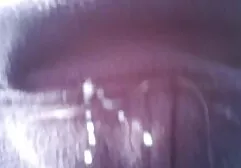 Babe avec des tatouages porno lesbien mom jouant avec un vibromasseur et montrant son corps