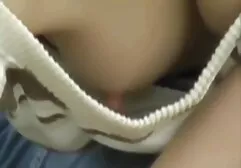 Skinny fille avec de petits seins lesbienne prno se fait baiser comme un chevalier