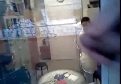 Une fille filme porno lesbien sucer la bite d'un homme dans un chat sexe chat privé-chat com